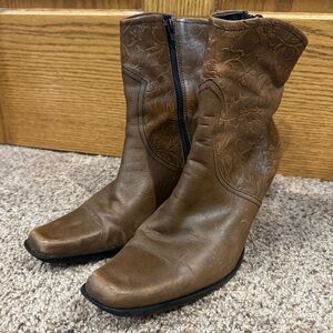 Artiva Brown Embossed Leather Western Ankle Boots 9M